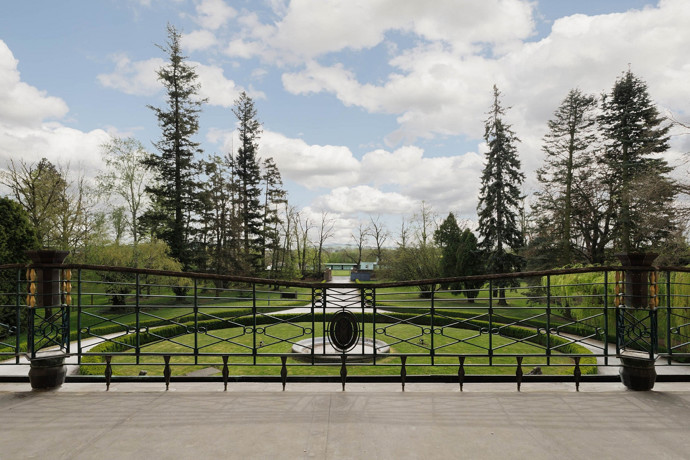 Součástí areálu je také anglický park, historická fontána, skleník a další památkově chráněné objekty.
