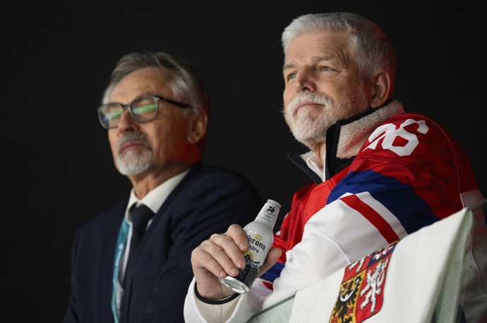 Prezident fandil na olympijských hrách našim hokejistkám
Prezident fandil na olympijských hrách našim hokejistkám