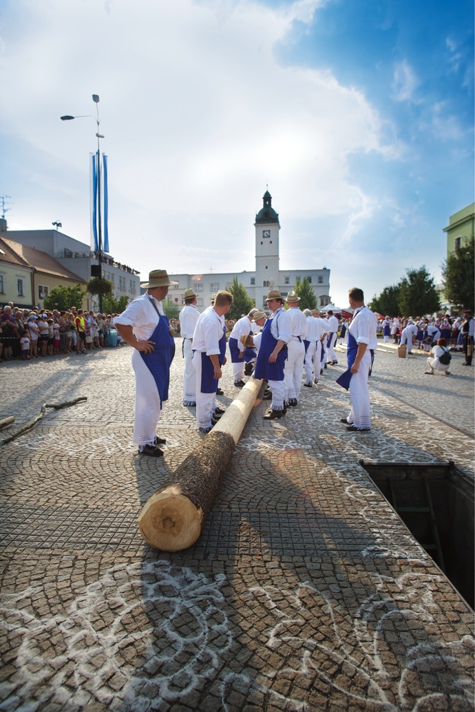 Májky a sypané ornamenty –  stavěli je chlapci odnepaměti, když chtěli získat přízeň děvčat, ornamenty zase ženy malovaly před domy o hodech
