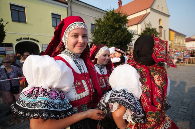 Krojovaný průvod je přehlídkou toho nejlepšího ze zdejších krojů

