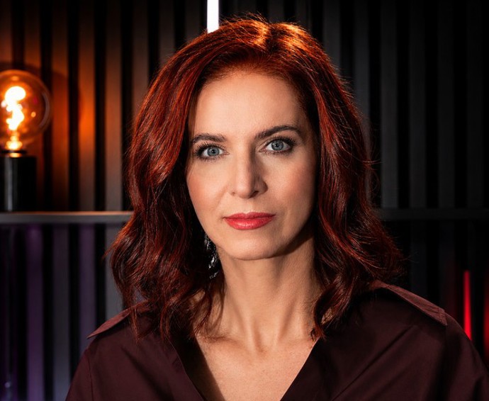 Nora Fridrichová byla dlouhá léta na České televizi, po odchodu z pořadu 168 hodin působí jako úspěšná podcasterka
