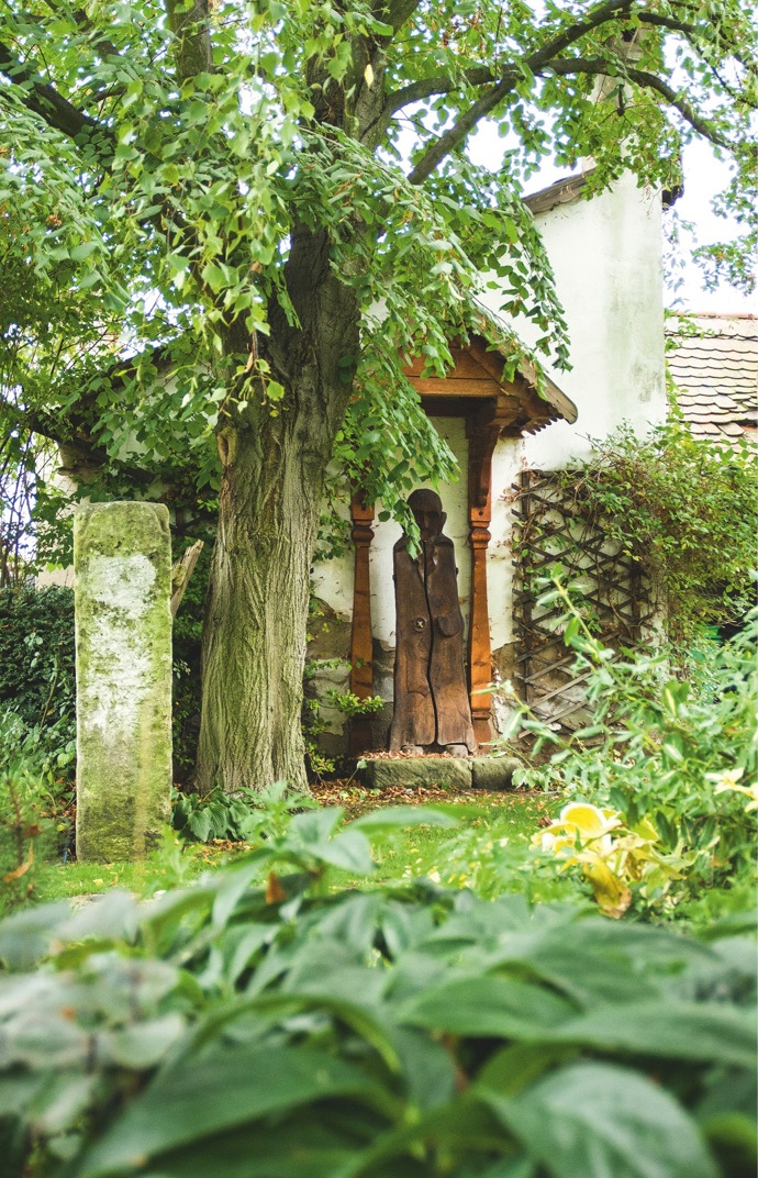 Dřevěná plastika mnicha od Petra Eschlera

