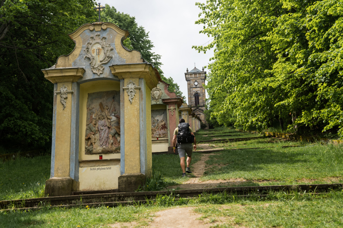 Křížovou cestou v Jiřetíně pod Jedlovou trasa Hřebenovky spěje ke konci.
Křížovou cestou v Jiřetíně pod Jedlovou trasa Hřebenovky spěje ke konci.