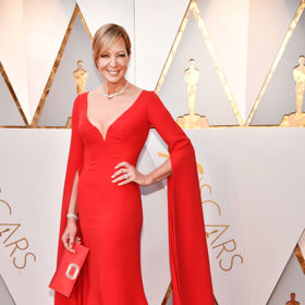 Allison Janney v šatech od Reem Acry s kabelkou Roger Vivier a botách Jimmy Choo. Allison získala Oscara za vedlejší roli ve filmu Já, Tonya.
