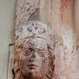 Když Karel IV. vážně onemocněl, vydala se pěšky z Karlštejna do Prahy ke svatému Vítu. Její okázalá víra i odhodlání posílily obraz oddané manželky, která byla ochotná obětovat pohodlí i zdraví.
Když Karel IV. vážně onemocněl, vydala se pěšky z Karlštejna do Prahy ke svatému Vítu. Její okázalá víra i odhodlání posílily obraz oddané manželky, která byla ochotná obětovat pohodlí i zdraví.