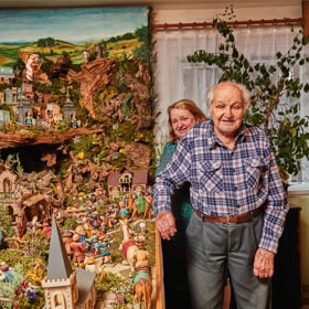 U Roháčků má betlém svítící mlýn i věrohodný rybník. „Na vyřezávání už nevidím,“ uvádí pan Roháček. Dřív tvořil s manželkou, vše z lipového dřeva i borovice limby. „Potíž jsem měl jen se slonem, toho jsem tehdá naživo ještě neviděl. Pomohly knížky,“ krčí rameny. U Koukalů se betlému věnuje prostřední syn. „Nástroje na vyřezávání jsem dostal od Ježíška, ale v betlémě svoje figurky ještě nemám... Tenhle stavíme tak tři dny,“ uvádí Jiří s drobnou douškou: „Vyprávím o něm rád, ale nesmí to být mockrát za sebou.“
