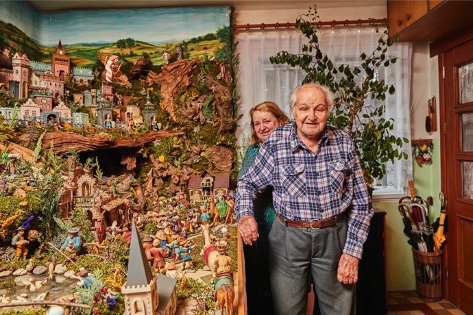 U Roháčků má betlém svítící mlýn i věrohodný rybník. „Na vyřezávání už nevidím,“ uvádí pan Roháček. Dřív tvořil s manželkou, vše z lipového dřeva i borovice limby. „Potíž jsem měl jen se slonem, toho jsem tehdá naživo ještě neviděl. Pomohly knížky,“ krčí rameny. U Koukalů se betlému věnuje prostřední syn. „Nástroje na vyřezávání jsem dostal od Ježíška, ale v betlémě svoje figurky ještě nemám... Tenhle stavíme tak tři dny,“ uvádí Jiří s drobnou douškou: „Vyprávím o něm rád, ale nesmí to být mockrát za sebou.“
