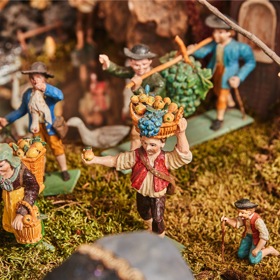 Třešťské betlémy jsou tradičně osazeny biblickými postavami, mezi ně však nezřídka „zabloudí“ i místní osoba. 
