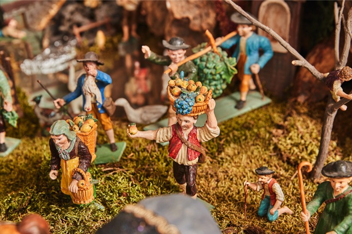 Třešťské betlémy jsou tradičně osazeny biblickými postavami, mezi ně však nezřídka „zabloudí“ i místní osoba. 
