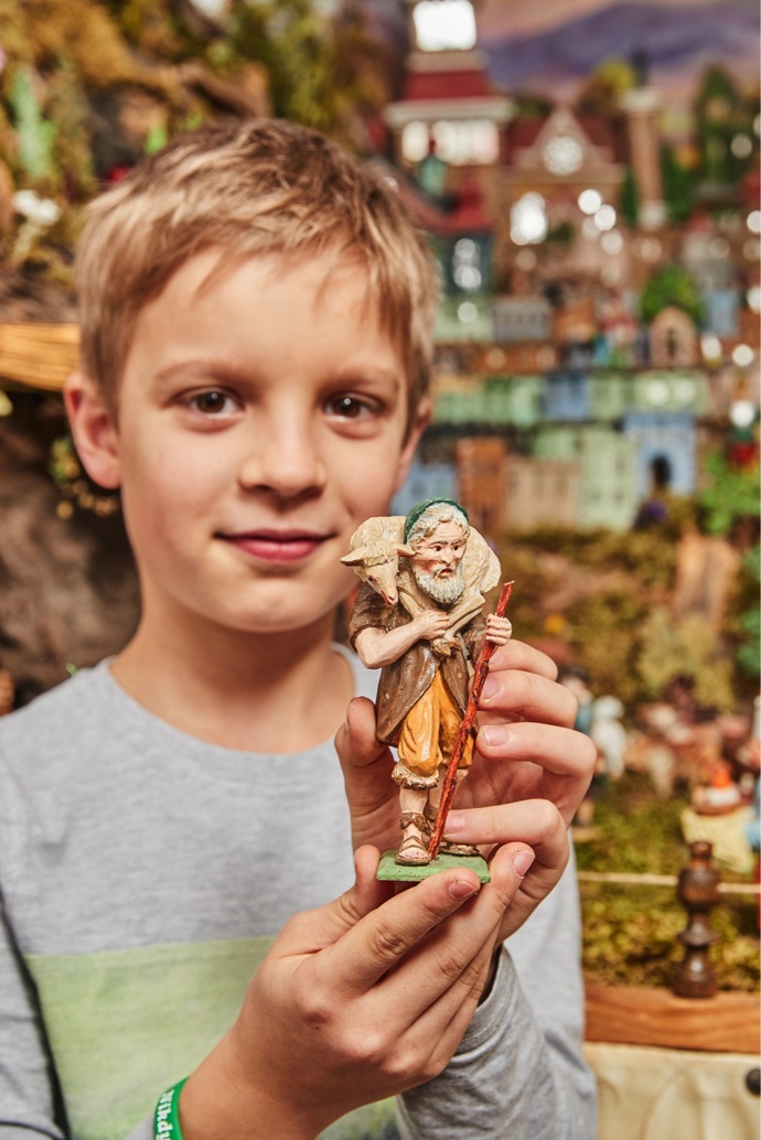 U Koukalů se betlémům věnuje prostřední syn. „Nástroje pro vyřezávání jsem dostal od Ježíška, ale v betlémě svoje figurky ještě nemám... Tenhle stavíme tak tři dny,“ uvádí Jiří s drobnou douškou: „Vyprávím o něm rád, ale nesmí to být mockrát za sebou.“ 
