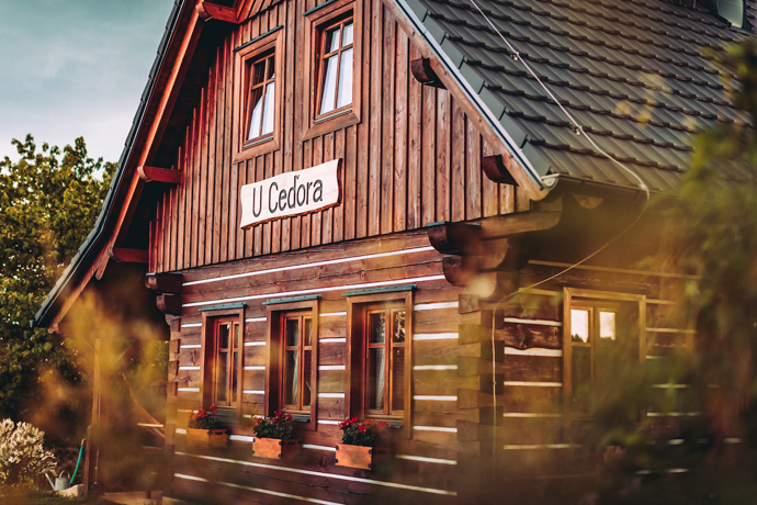 Vysněné místo, vysněná chalupa. Osud tomu ale chtěl jinak a manžel Vlaďky Mackové se už finálního dokončení nedožil. Na jeho počest roubenku pojmenovali jeho přezdívkou z mládí. Víteje v Chalupě U Ceďora. 
