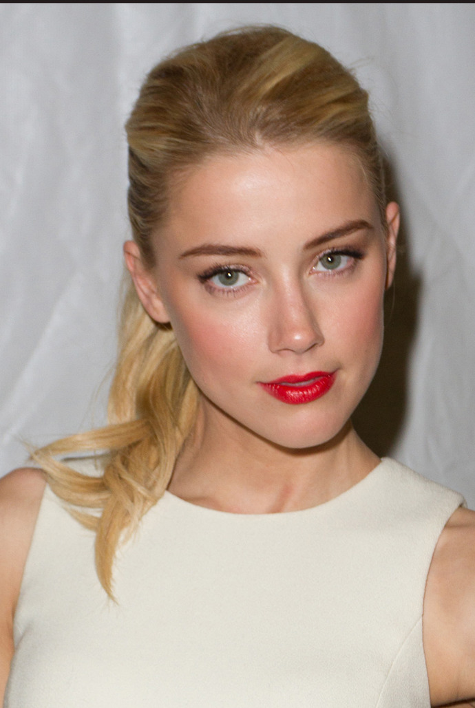 Herečka a modelka Amber Heard vypadá se svými zlatavými loknami staženými do culíku zkrátka skvěle
