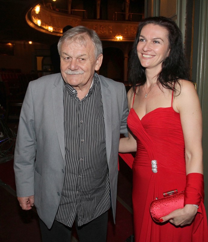 Karel zahořel láskou k o třicet let mladší fanynce
Karel zahořel láskou k o třicet let mladší fanynce