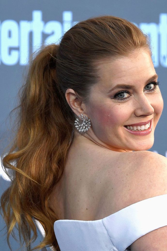Herečku a zpěvačku Amy Adams jsme zvyklí vídat téměř pořád s rozpuštěnými vlasy, ale musíme uznat, že tenhle účes z jejích zrzavých loken je jeden z vůbec nejslušivějších!
