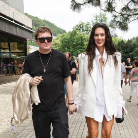 Aneta miluje oversize saka, vzhled s pouhou košilí působí ležérně. A šmrnc má i díky Anetě její manžel Petr Kolečko.
Aneta miluje oversize saka, vzhled s pouhou košilí působí ležérně. A šmrnc má i díky Anetě její manžel Petr Kolečko.