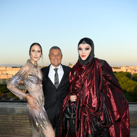 modelka Anna Cleveland, CEO značky Bulgari Jean-Christophe Babin a Daniel Lismore
