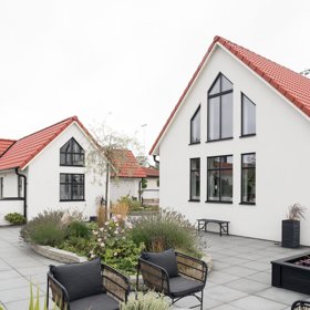 Když manželům vyrostly děti, rozhodli se postavit si dům na klidném venkově. Při návrhu interiéru zvolili odvážný projekt domu s otevřenými krovy. Zařídit takový interiér byla velká výzva!
Když manželům vyrostly děti, rozhodli se postavit si dům na klidném venkově. Při návrhu interiéru zvolili odvážný projekt domu s otevřenými krovy. Zařídit takový interiér byla velká výzva!