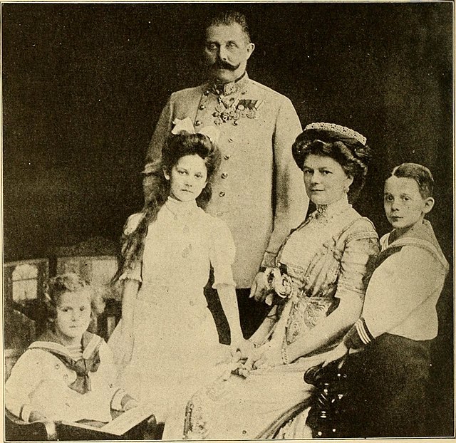 Rodina následníka trůnu Františka Ferdinanda. Zleva: Arnošt, Žofie, František Ferdinand d´Este, Žofie z Hohenbergu, Maxmilián.
Rodina následníka trůnu Františka Ferdinanda. Zleva: Arnošt, Žofie, František Ferdinand d´Este, Žofie z Hohenbergu, Maxmilián.