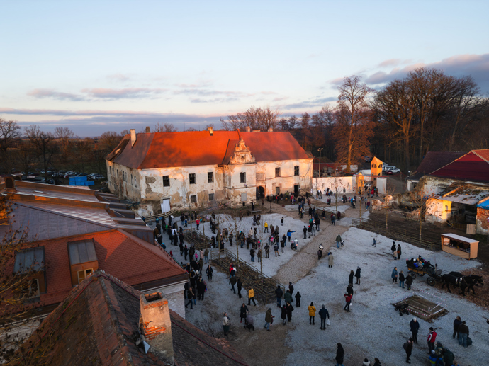 Zámek Bzí se za poslední roky stal symbolem odhodlání a trpělivé práce. V době, kdy mnoho historických objektů chátrá a hledá nového majitele, zde vzniká postupně promyšlený a citlivý projekt, který propojuje respekt k historii s moderními potřebami. Studio Loxia, které panství vlastní, ukazuje, jak může obnova kulturní památky vypadat, když se dělá zodpovědně, s láskou a vizí do budoucna. 
