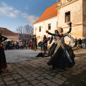 Zámek Bzí v jižních Čechách se probudil k životu. To dokazuje i druhý ročník Kateřinských slavností, který přivítal přes 1 500 návštěvníků. 
