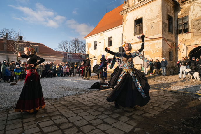 Zámek Bzí v jižních Čechách se probudil k životu. To dokazuje i druhý ročník Kateřinských slavností, který přivítal přes 1 500 návštěvníků. 
