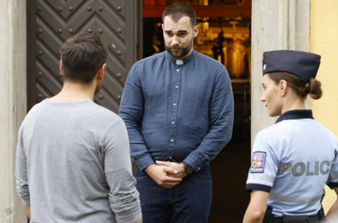 V seriálu Polabí hraje Adam faráře
V seriálu Polabí hraje Adam faráře