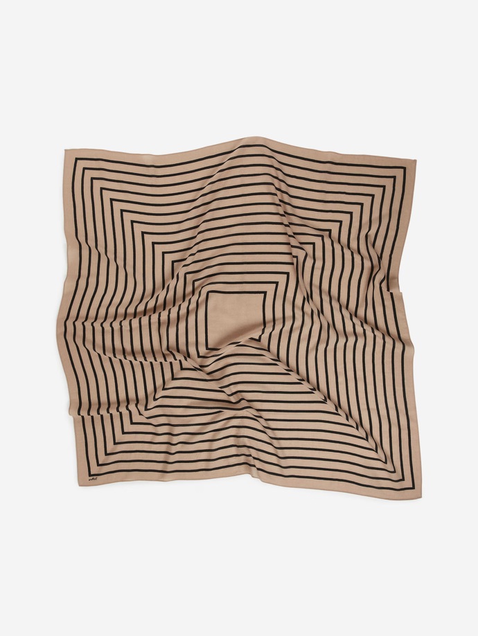 Šátek, Arket, 79 EUR
Šátek, Arket, 79 EUR