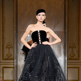 Model z poslední haute couture kolekce Giorgio Armani Privé
Model z poslední haute couture kolekce Giorgio Armani Privé