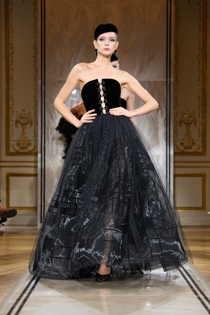Model z poslední haute couture kolekce Giorgio Armani Privé
Model z poslední haute couture kolekce Giorgio Armani Privé