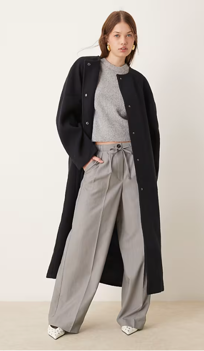 Kabát v navy modré, ASOS, 2763 Kč

