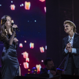 Charlotte během vystoupení s Darou Rolins
Charlotte během vystoupení s Darou Rolins
