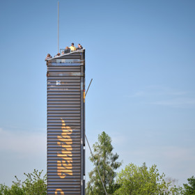 Krajina kolem Litomyšle láká k procházkám, ale chybí jí lesní zákoutí. Město proto oslovilo architekty z ateliéru atelier-r.cz, aby vytvořili originální „cíle cest“ tedy místa, kam se vyplatí dojít. 
