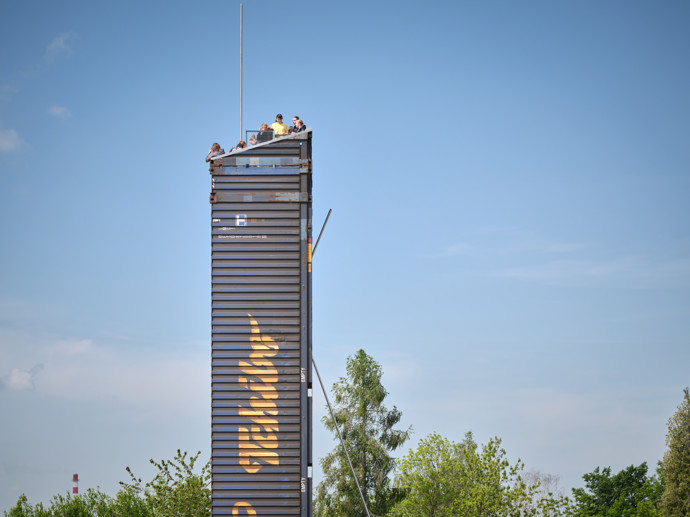 Krajina kolem Litomyšle láká k procházkám, ale chybí jí lesní zákoutí. Město proto oslovilo architekty z ateliéru atelier-r.cz, aby vytvořili originální „cíle cest“ tedy místa, kam se vyplatí dojít. 
