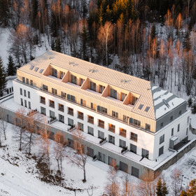Apartmánový dům Lebenski zůstává věrný siluetě původní stavby, ale zároveň ji nově interpretuje. 
