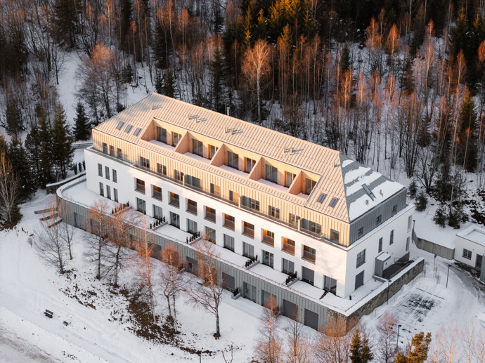 Apartmánový dům Lebenski zůstává věrný siluetě původní stavby, ale zároveň ji nově interpretuje. 

