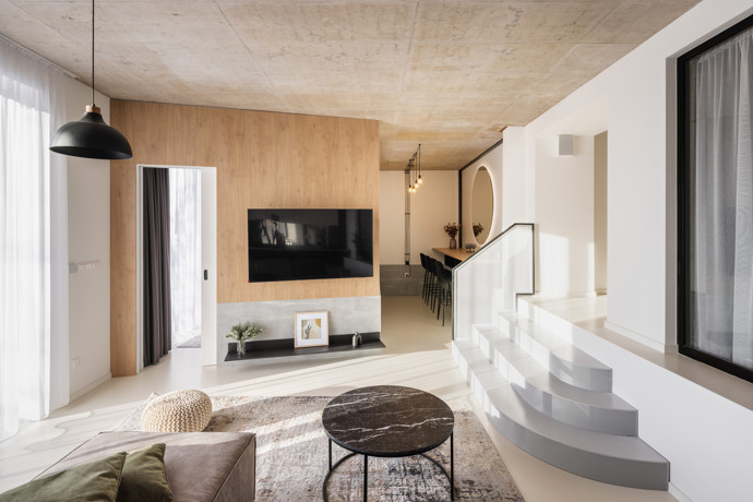 Architekti definovali základní řešení interiérů, otevřené galerie v mezonetech, světlé podlahy, dřevo a neutrální tóny, které nechávají vyniknout výhledům. Vše ostatní je ponecháno na majitelích a každý byt se tak může stát autentickým odrazem jejich vkusu a způsobu využití, ať už jde o víkendové útočiště nebo nový domov. 

