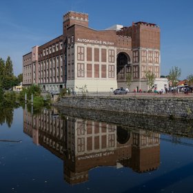 Místo, které bylo dlouho symbolem uzavřeného průmyslového provozu, se otevřelo veřejnosti a postupně se mění v kulturní a společenské centrum. Původní silueta budov zůstala zachována, stejně jako jejich industriální charakter. Uvnitř se ale odehrála zásadní proměna. Vznikly galerie, instituce, veřejné prostory i zázemí pro moderní městský život.
Místo, které bylo dlouho symbolem uzavřeného průmyslového provozu, se otevřelo veřejnosti a postupně se mění v kulturní a společenské centrum. Původní silueta budov zůstala zachována, stejně jako jejich industriální charakter. Uvnitř se ale odehrála zásadní proměna. Vznikly galerie, instituce, veřejné prostory i zázemí pro moderní městský život.