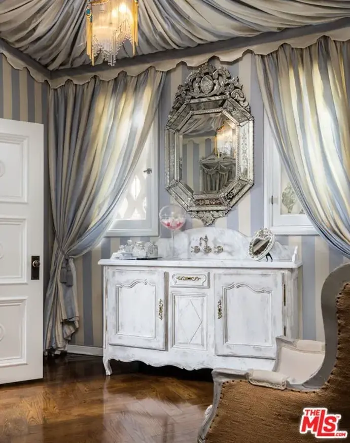 V přízemí se nachází vstupní hala s výrazným schodištěm, navazující obývací pokoje a formální jídelna. Nechybí ani knihovna s dřevěným obložením. 
