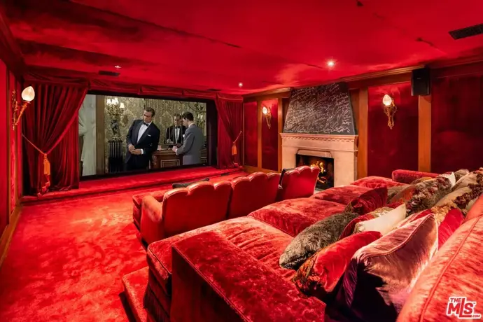 Ve vile najdete i domácí kino připomínající skutečný filmový sál. 
