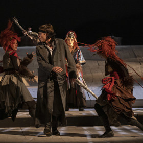 Skvělí herci jako Marek Lambora, Tereza Císařová a Tomáš Pavelka ve hře "Balada pro banditu" výborně ztvárnili nejen své herecké role, ale také pohybovou choreografii.
Skvělí herci jako Marek Lambora, Tereza Císařová a Tomáš Pavelka ve hře "Balada pro banditu" výborně ztvárnili nejen své herecké role, ale také pohybovou choreografii.