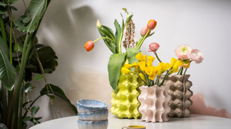 Do vázy naaranžujte řezané tulipány, narcisy, hyacinty nebo frézie a užívejte si svou vlastnoručně vyrobenou jarní dekoraci!
Do vázy naaranžujte řezané tulipány, narcisy, hyacinty nebo frézie a užívejte si svou vlastnoručně vyrobenou jarní dekoraci!