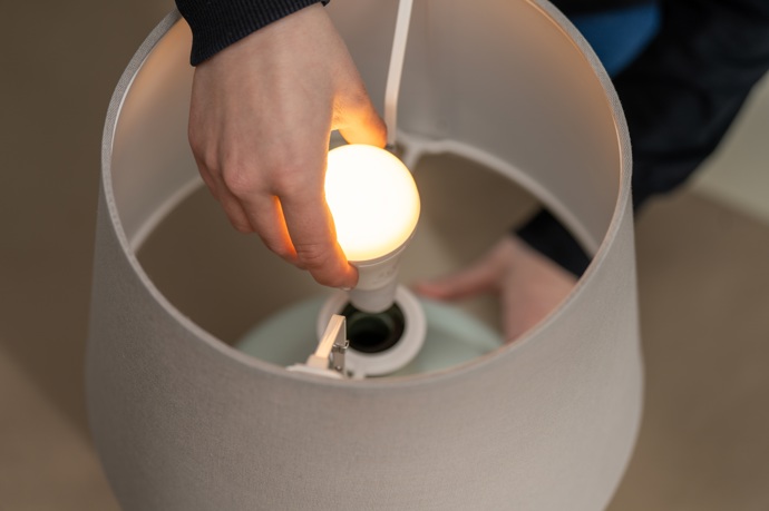 Nandejte dobíjecí žárovku do lampy. Díky tomu ji můžete postavit kamkoliv, protože nejste odkázáni na elektřinu.
Nandejte dobíjecí žárovku do lampy. Díky tomu ji můžete postavit kamkoliv, protože nejste odkázáni na elektřinu.