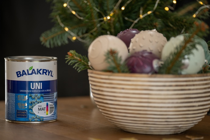 Můžete přidat mašličku, zlatý provázek, malé korálky nebo sněhový efekt pomocí bílé akrylové barvy.
Můžete přidat mašličku, zlatý provázek, malé korálky nebo sněhový efekt pomocí bílé akrylové barvy.