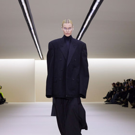 Vycpaná ramena se znovu nosí, toto býval však extrém, kterého se Balenciaga nebála.
