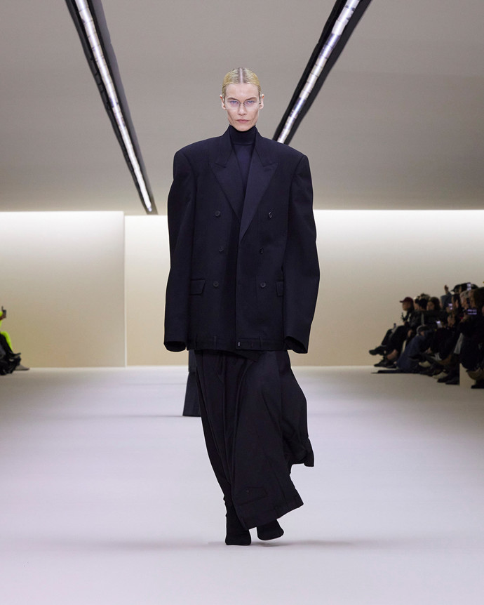 Vycpaná ramena se znovu nosí, toto býval však extrém, kterého se Balenciaga nebála.
