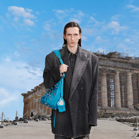 Oversize modely, temno a komplikované střihy sedly málokomu.
