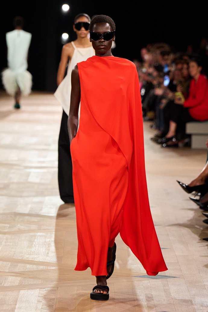 Pouze minimalistická práce s látkou je u Balenciagy nezvyklá.
