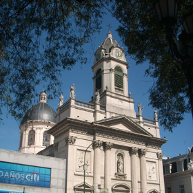 Bazilika sv. Josefa ve Flores, čtvrti Buenos Aires, kde Bergoglio vyrostl a začal kněžské působení. Jeho snahou bylo sblížit Evropu se vzdálenou Latinskou Amerikou
Bazilika sv. Josefa ve Flores, čtvrti Buenos Aires, kde Bergoglio vyrostl a začal kněžské působení. Jeho snahou bylo sblížit Evropu se vzdálenou Latinskou Amerikou
