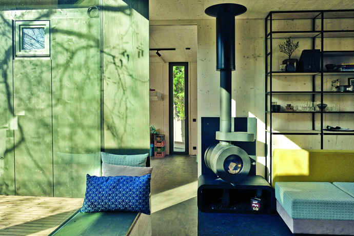 Domek Sulava, Bayaya

Skládání nábytku IKEA podle návodu je už naprosto běžná záležitost. Ale napadlo vás někdy, že by se podobným způsobem dal poskládat celý dům? V duchu myšlenky, že „motivovaný hobík dokáže být preciznější než nemotivovaný profesionál“, vznikl projekt Bayaya. Dřevo, sklo a kov tvoří dohromady vzdušný interiér modulárního domku, který odbourává stereotypy o složitém stavebním procesu.
