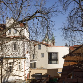Základ konstrukce tvoří zděné stěny z cihelných bloků Porotherm, které architektům umožnily pracovat s tradičním materiálem v současném kontextu. Stropy z pohledového betonu s otiskem prken dodávají interiéru strukturu a kontrast k dubovým podlahám.
